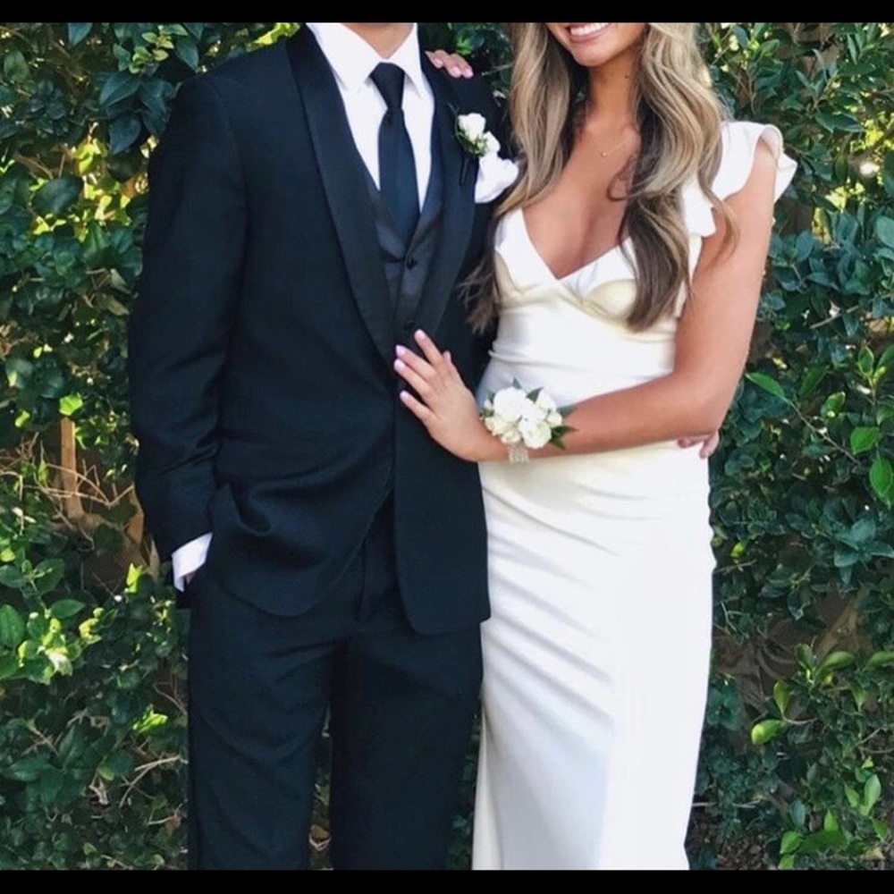 Lulus long dress perfect for Prom or a Wedding